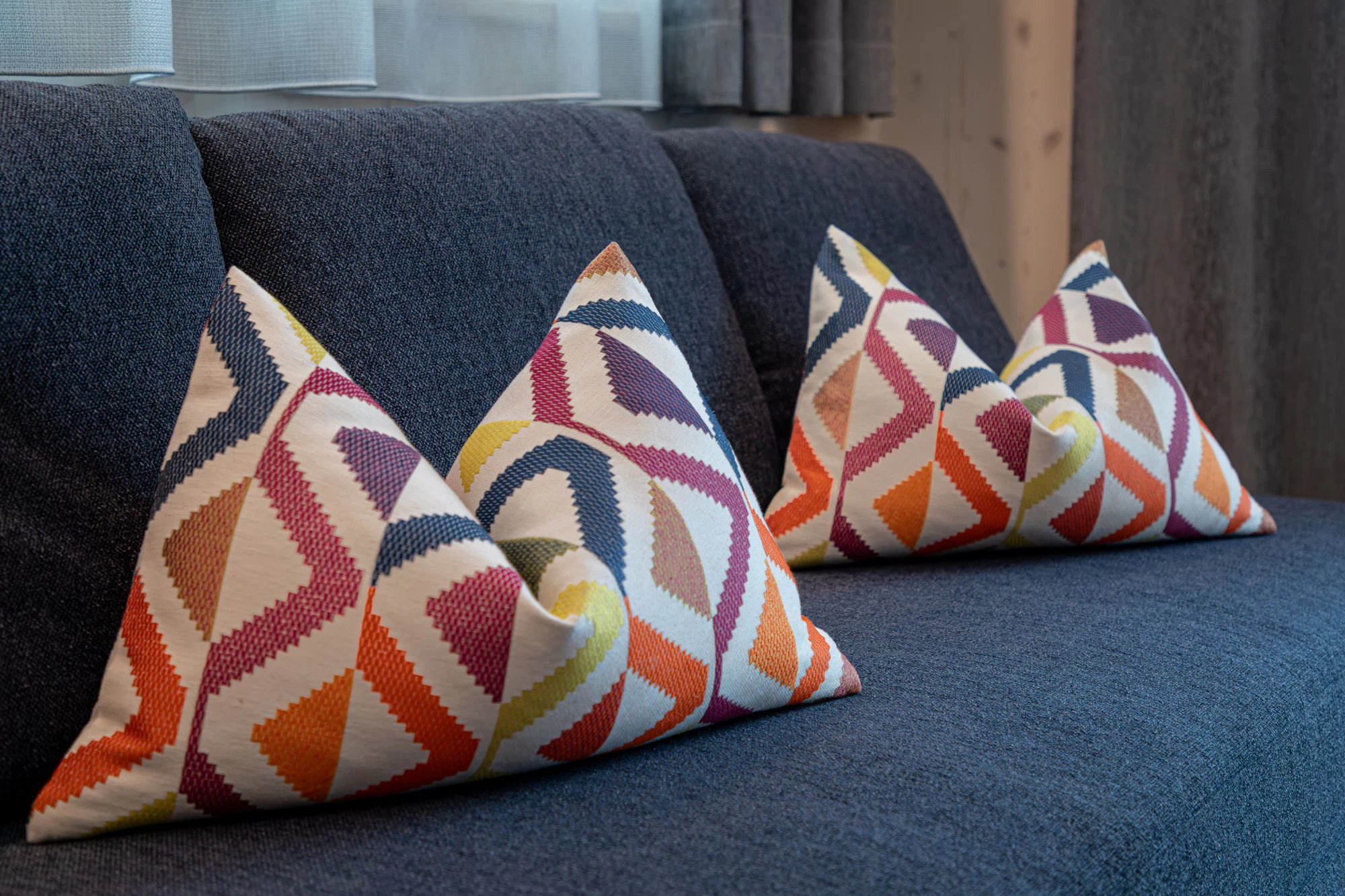 Bunt gemusterte Kissen auf dem Sofa