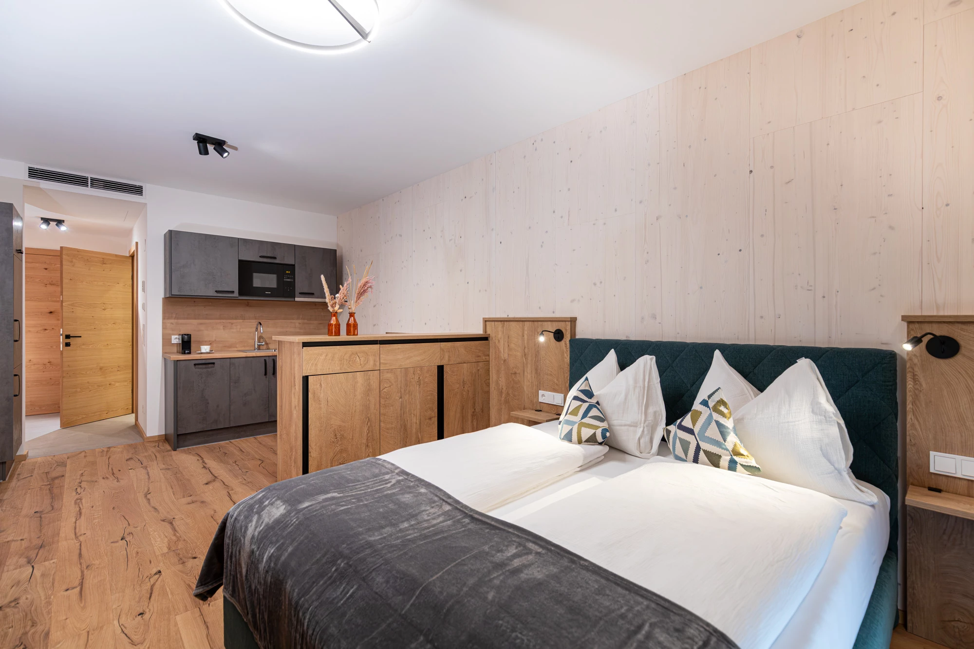 Helles Apartment AP2 mit Doppelbett, Holzwand, Eichenboden und Küchenzeile