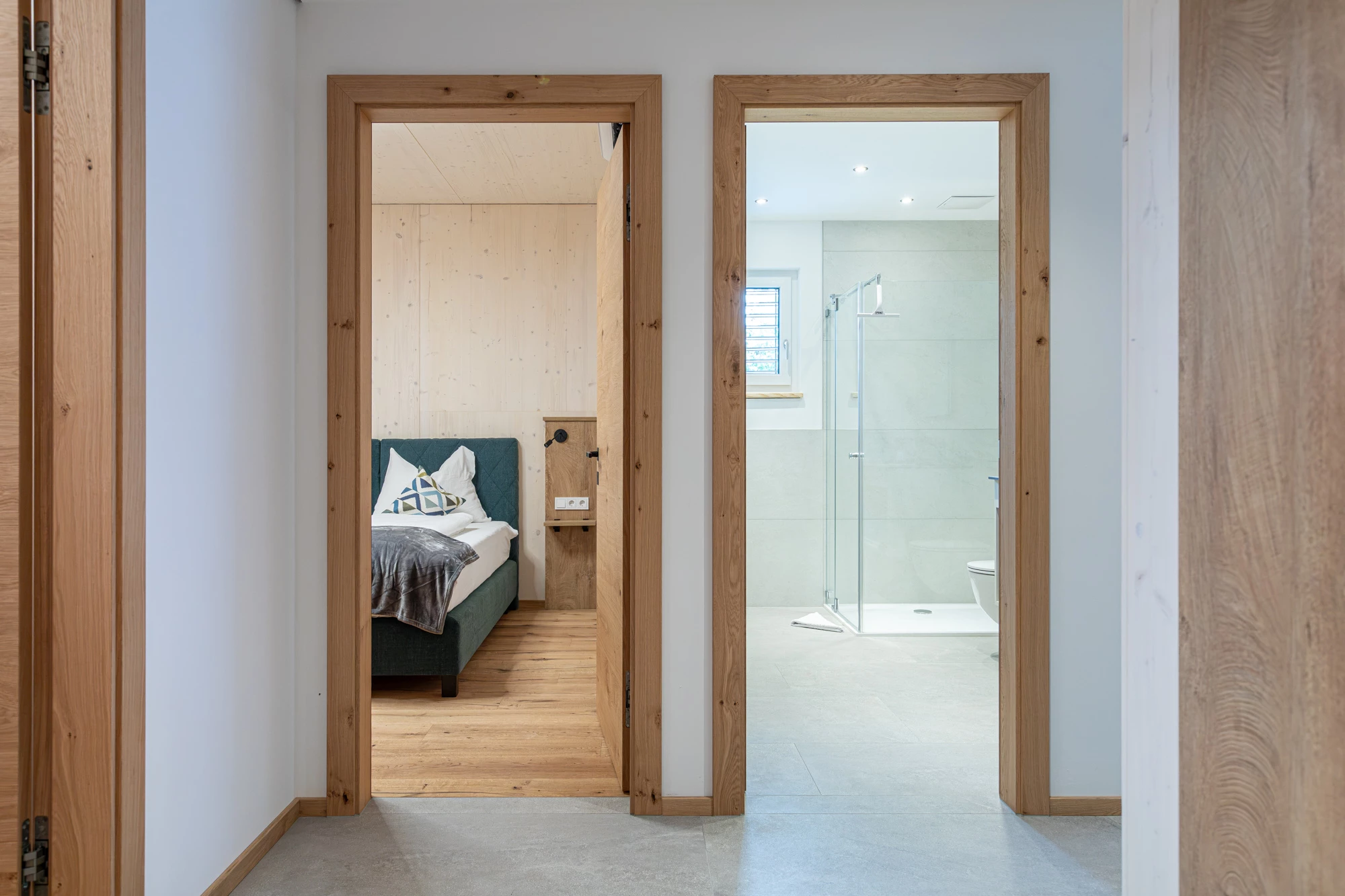 Blick durch die Türen ins Schlafzimmer und ins Badezimmer